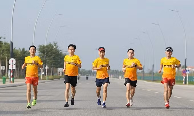 Environ 11.000 athlètes en lice au tournoi Vnexpress Marathon Amazing Halong 2022 ảnh 1