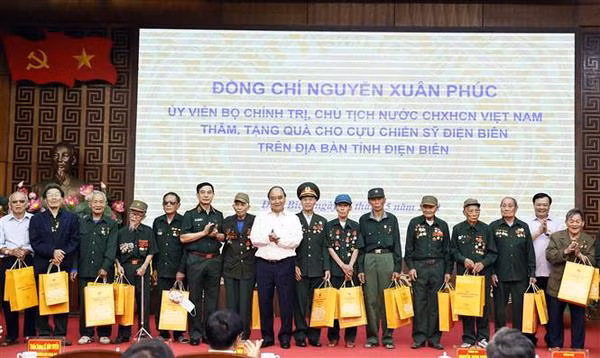 Nguyen Xuan Phuc rend hommage aux morts pour la Patrie dans la province de Diên Biên ảnh 2