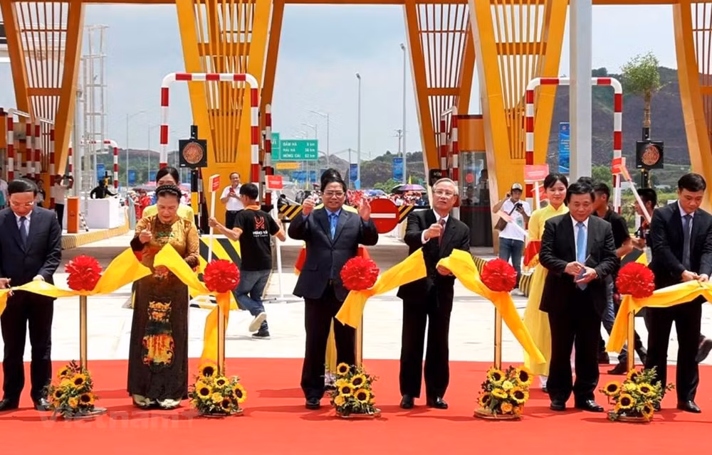 Le PM Pham Minh Chinh à la cérémonie inaugurale de l’autoroute Vân Dôn-Mong Cai ảnh 1