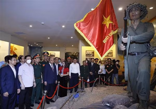 Nguyen Xuan Phuc rend hommage aux morts pour la Patrie dans la province de Diên Biên ảnh 3