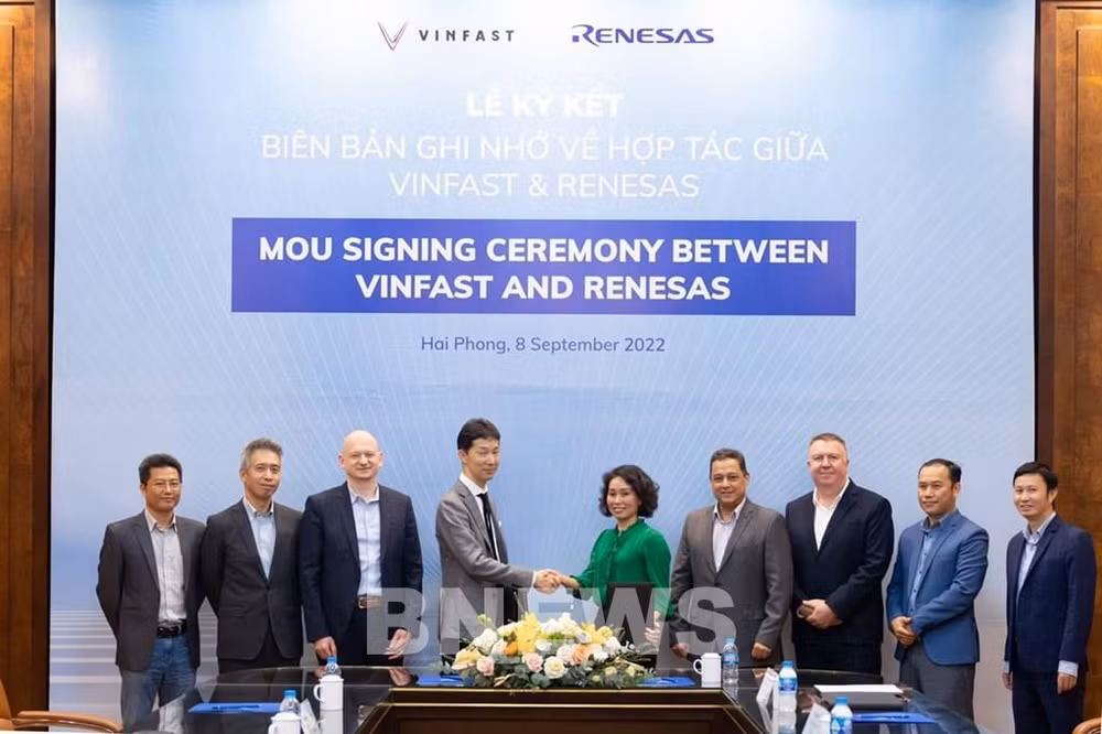 VinFast coopère avec le groupe japonais Renesas pour fabriquer des véhicules électriques ảnh 1