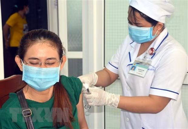 Soc Trang : 99,9% des adultes ont reçu une 3e dose anti-COVID-19 ảnh 1