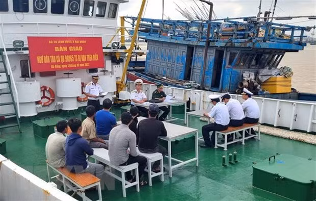 Le bateau de pêche QB-98065TS en détresse est arrivé en toute sécurité à terre ảnh 1