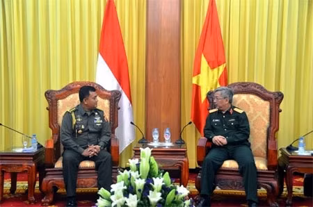 Le général Nguyen Chi Vinh reçoit un attaché militaire indonésien ảnh 1