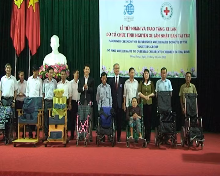 Des fauteuils roulants du Japon offerts aux handicapés de Thai Binh ảnh 1