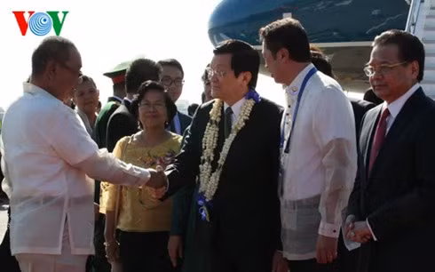 Truong Tan Sang arrive à Manille pour participer au 23e Sommet de l’APEC ảnh 1