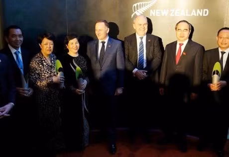 Remise des prix Nouvelle-Zélande - ASEAN à quatre Vietnamiens ảnh 1
