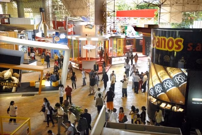 Le Vietnam signe des contrats commerciaux de 2 millions de dollars à la FIHAV 2015 ảnh 1