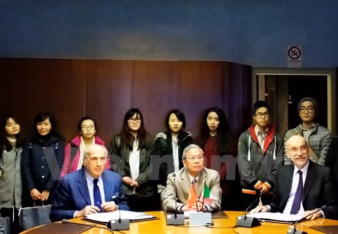 Une région italienne offre une formation et des stages aux étudiants vietnamiens ảnh 1