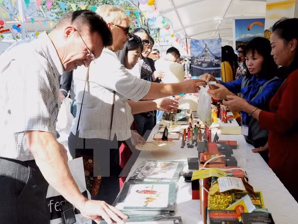 L'artisanat vietnamien présent à la foire caritative Bazaar 2015 au Pakistan ảnh 1