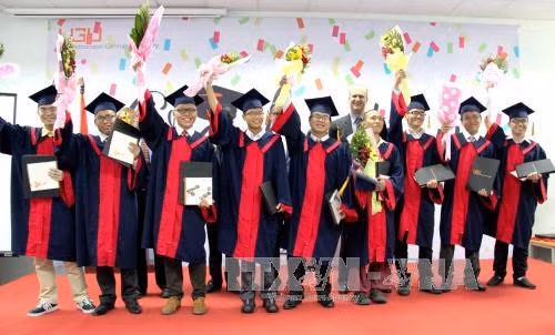 Remise de diplômes aux étudiants de l’Université Vietnam-Allemagne ảnh 1