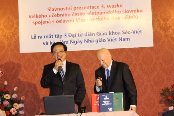 Publication du 3e volume du grand dictionnaire tchèque-vietnamien ảnh 1