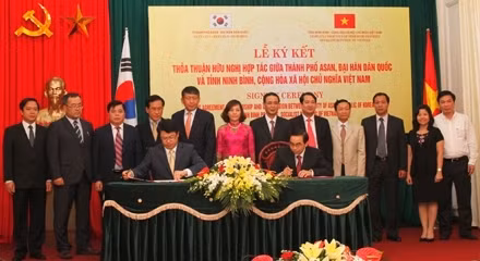 Signature de l’Accord d’amitié et de coopération entre Asan et Ninh Binh ảnh 1