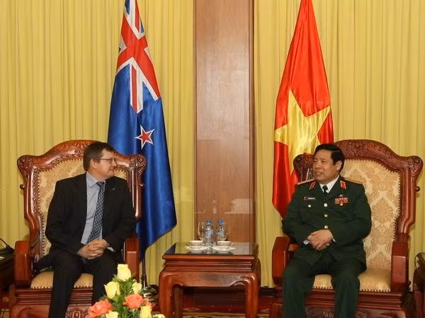 Le général Phung Quang Thanh reçoit le secrétaire général adjoint à la défense néo-zélandais ảnh 1
