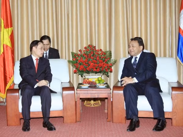 Le Vietnam salue la 62e fête nationale du Cambodge ảnh 1