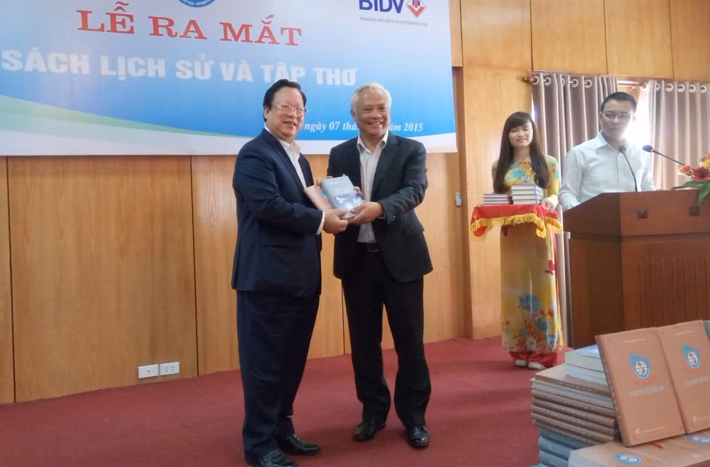 Publications en l'honneur des 65 ans du Comité de la Paix du Vietnam ảnh 1
