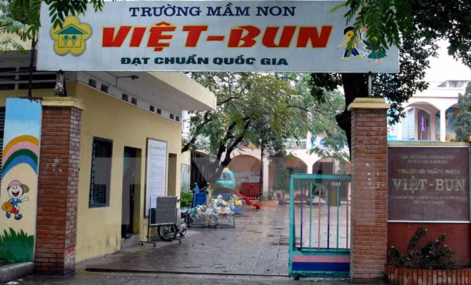 L’ambassadeur de Bulgarie visite l’école maternelle Vietnam-Bulgarie ảnh 1