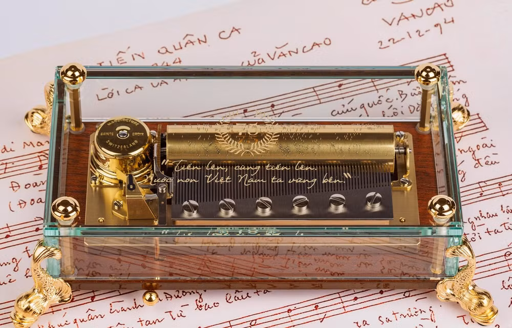 L'hymne national vietnamien sur un boîte à musique de luxe suisse ảnh 1