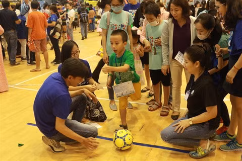 Plus de 350 enfants autistes au Festival du sport ảnh 1