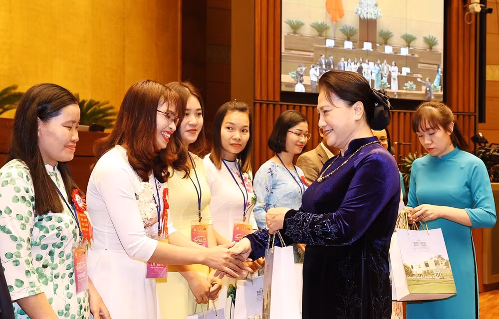 La présidente de l’AN Nguyên Thi Kim Ngân rencontre des enseignants exemplaires de 2020 ảnh 1