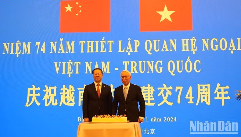 Célébration du 74e anniversaire des relations diplomatiques entre le Vietnam et la Chine ảnh 1