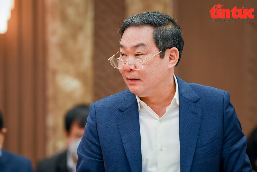 Hanoï: le vice-président permanent Le Hong Son gère les activités du Comité populaire municipal ảnh 1