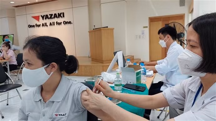 L’épidémie de Covid-19 continue de reculer au Vietnam ảnh 1