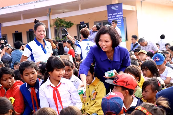Vinamilk apporte du lait aux enfants démunis de Dak Nong ảnh 1