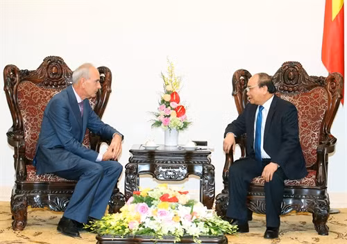 Le Premier ministre reçoit les ambassadeurs serbe et portugais ảnh 2