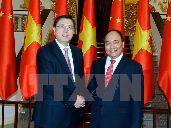 Le Premier ministre Nguyên Xuân Phuc reçoit le président de l’APN de Chine ảnh 1