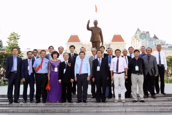 Les délégués Viêt kiêu reçus par les autorités de HCM-Ville ảnh 2