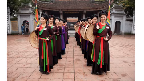 Les habits typiques des femmes Kinh au Nord du Vietnam ảnh 2