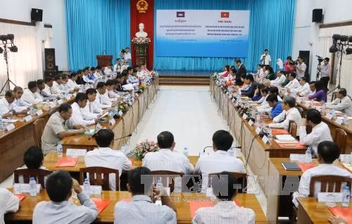 Renforcement des échanges populaires entre An Giang (Vietnam) et Takeo et Kandal (Cambodge) ảnh 1