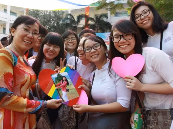 Le Premier ministre Nguyên Xuân Phuc félicite des enseignants vietnamiens ảnh 1