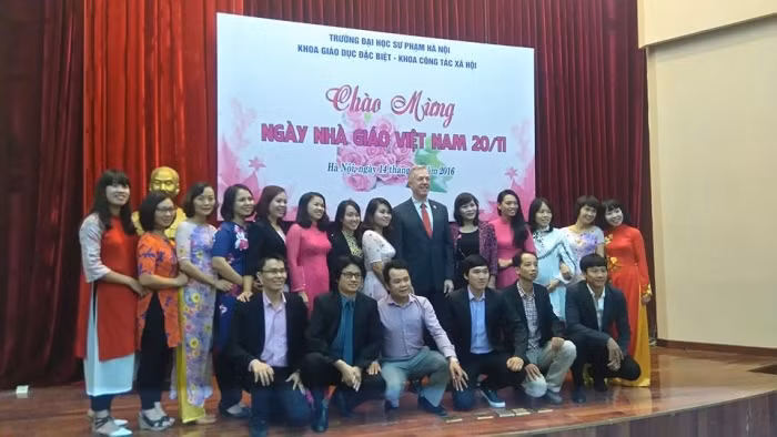 L’ambassadeur américain visite l’Ecole normale supérieure de Hanoï ảnh 1