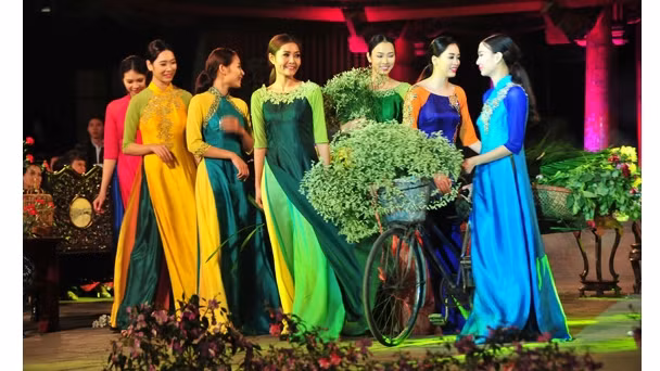 Les habits typiques des femmes Kinh au Nord du Vietnam ảnh 1