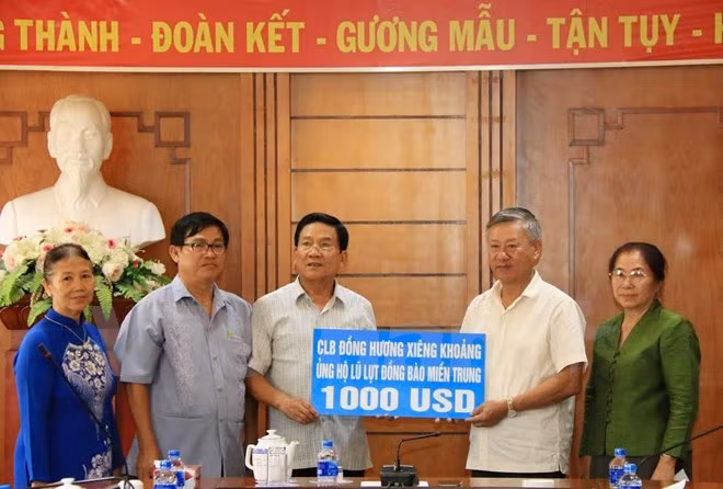 Crues: des Vietnamiens au Laos soutiennent les sinistrés au Centre ảnh 1