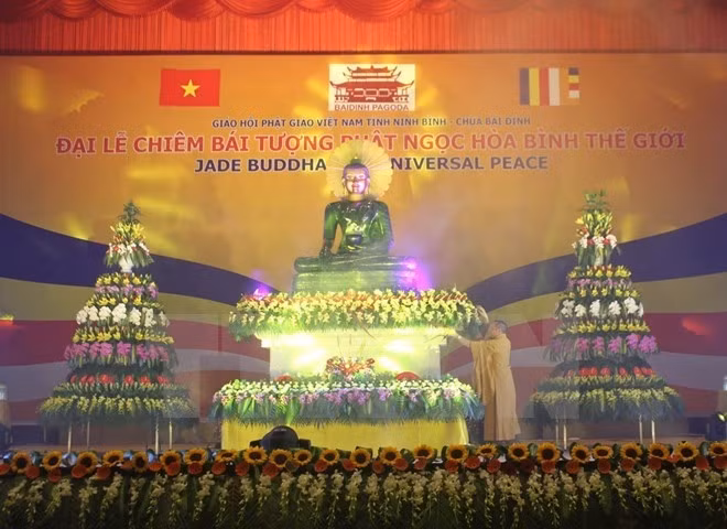 Binh Duong accueille la statue du Bouddha de Jade pour la paix universelle ảnh 1