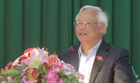 Des dirigeants du Parti et de l’État rencontrent des électeurs locaux ảnh 2