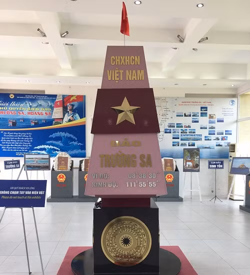 Kon Tum: Exposition de cartes et documents sur Hoàng Sa et Truong Sa du Vietnam ảnh 1