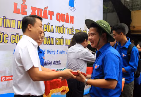 Les jeunes de Hanoi participent aux activités bénévoles au Laos ảnh 1