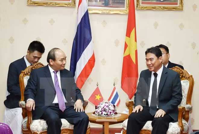 Le PM Nguyên Xuân Phuc rencontre le gouverneur de la province thaïlandaise de Nakhon Pathom ảnh 1