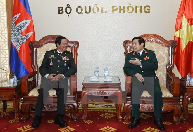 Le ministre vietnamien de la Défense reçoit des anciens combattants cambodgiens ảnh 1