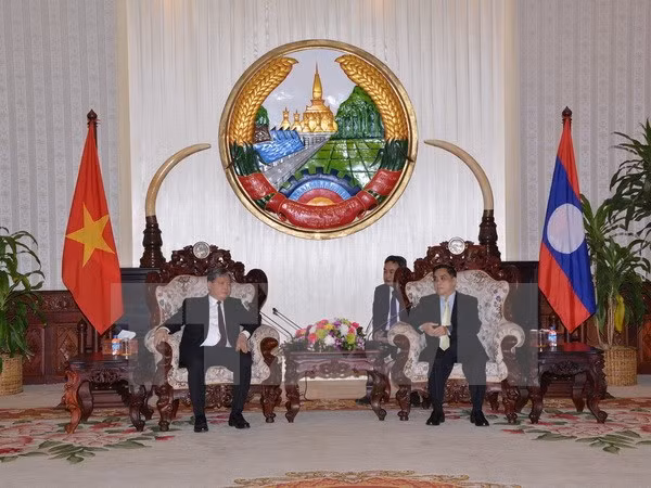 Le ministre vietnamien de la Justice reçu par le PM laotien ảnh 1