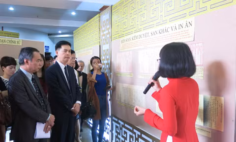 Exposition sur des "môc ban" et des "châu ban" à Hanoi ảnh 1