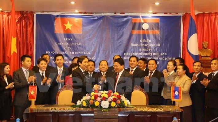 Coopération entre les ministères de l’Intérieur vietnamien et laotien ảnh 1