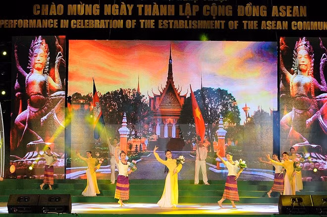 HCM-Ville: un spectacle saluant la naissance de la Communauté de l'ASEAN ảnh 1