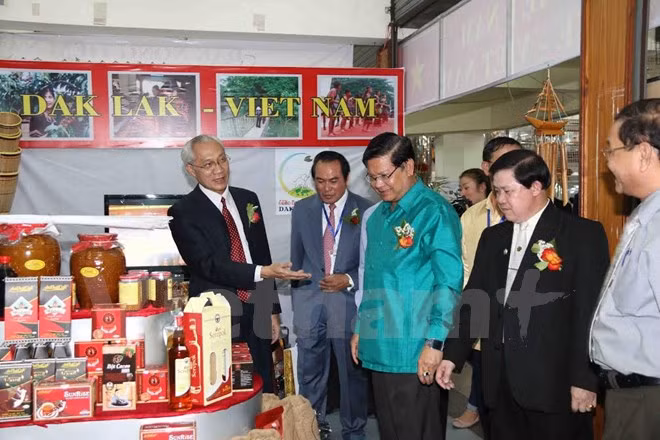 Ouverture d'une foire du commerce et du tourisme Cambodge-Laos-Vietnam ảnh 1
