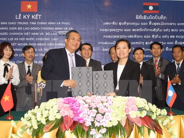 Le Vietnam offre un centre d'orthopédie au Laos ảnh 1