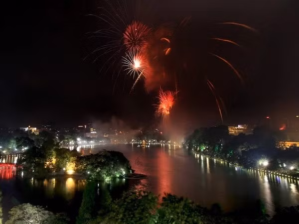 Têt du Dragon 2024: Hanoï prévoit 30 lieux de tirage de feux d'artifice ảnh 1